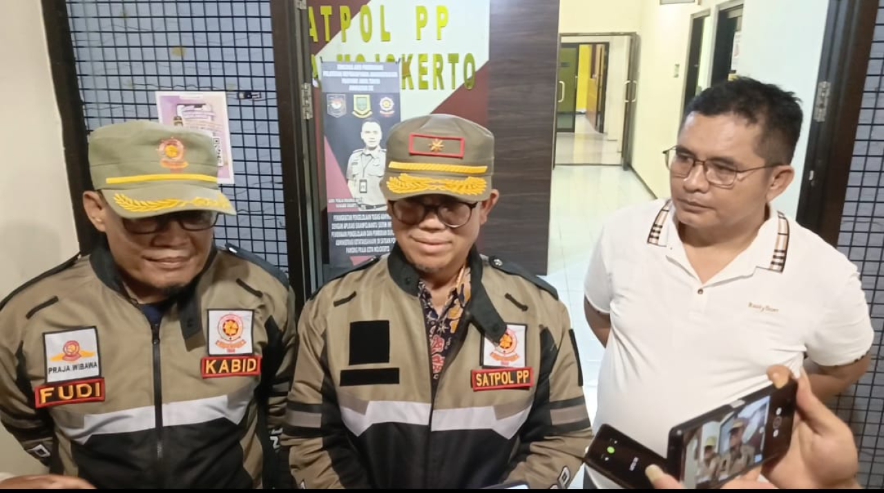Kasatpol PP Kota Mojokerto, Abdul Rahman Tuwo saat memberikan keterangan dihadapan awak media usai melakukan razia di sejumlah kos dan penginapan (foto : redaksi_beritaformat)