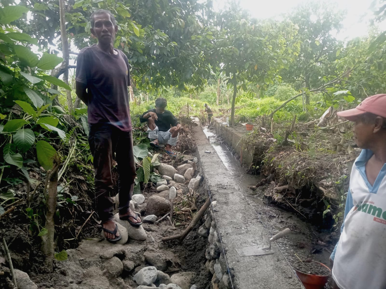 On progres pengerjaan saluran irigasi sepanjang 2 km di Desa Pulu (foto : agus_beritaformat)