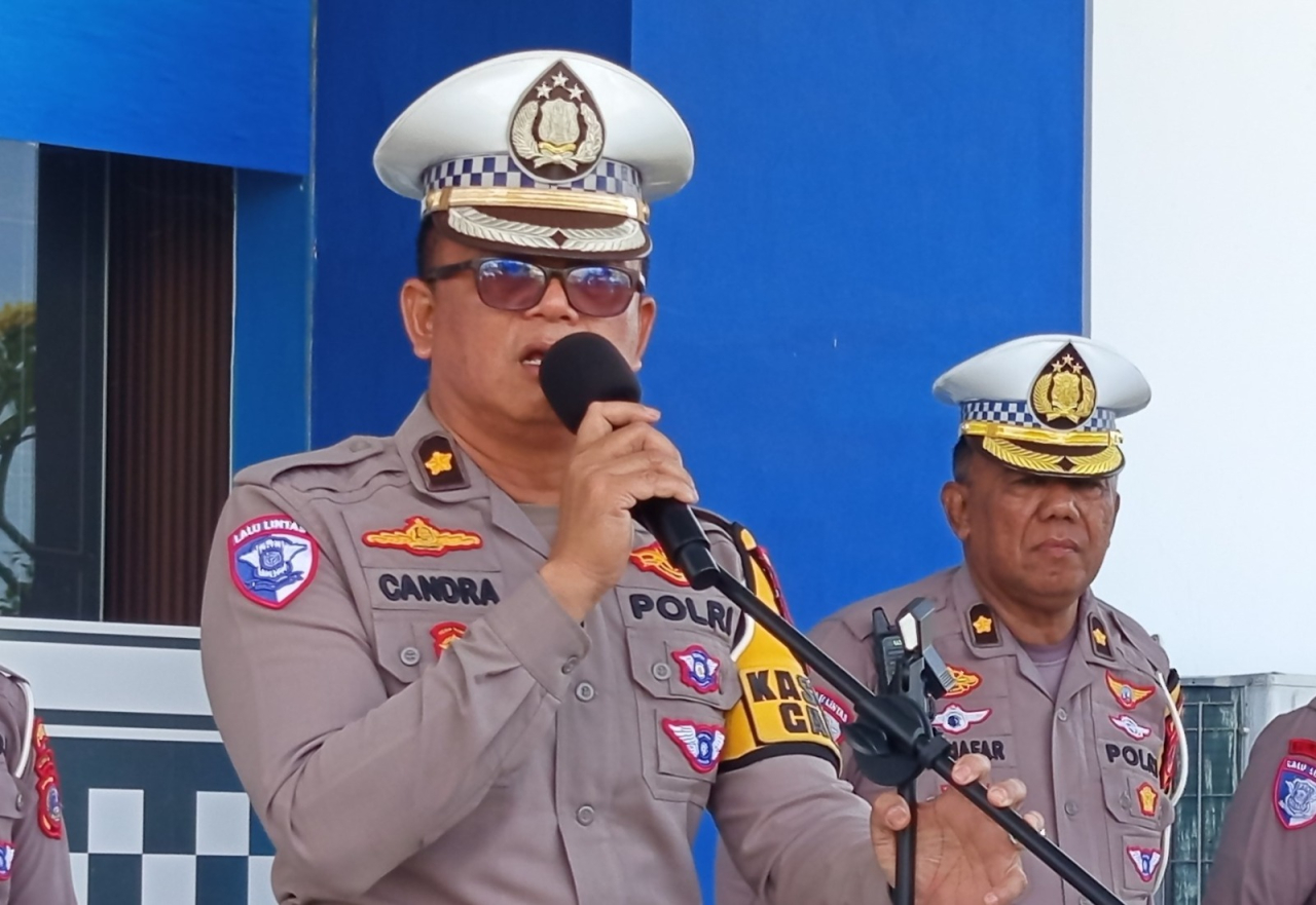 Kasatgas Gakkum, Kompol Dr. Candra Tangoi saat memberikan arahan pada anggota Satlantas Polda Sulteng sebelum melaksanakan Operasi Zebra Tinombala 2025 (foto : asri_beritaformat)