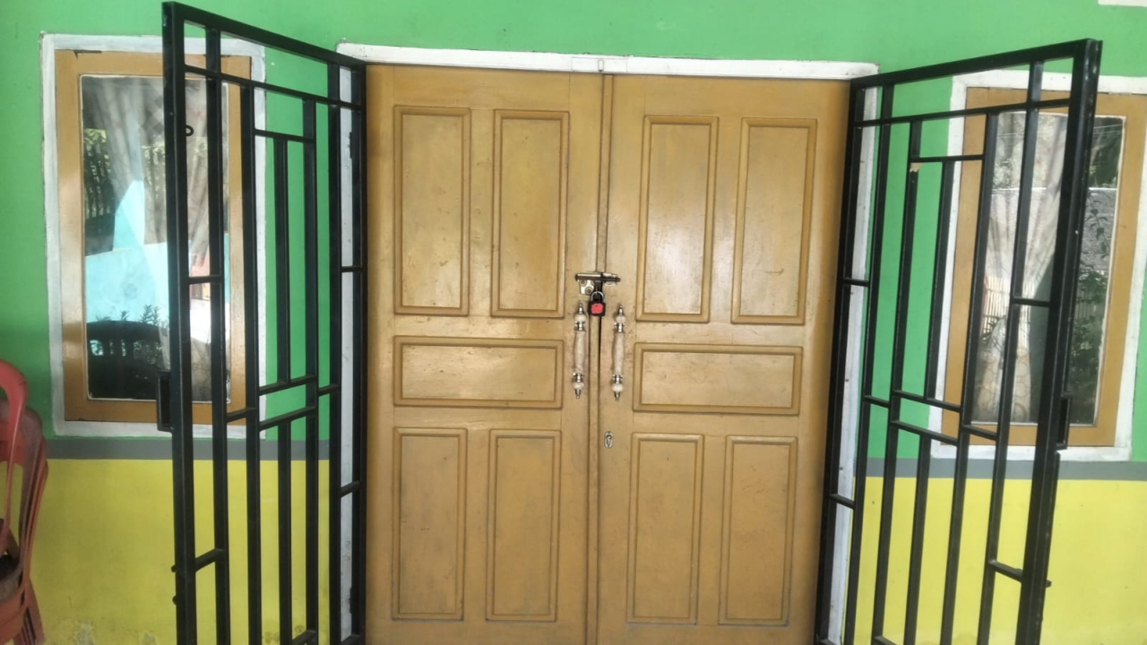 Kondisi kantor Desa Bolano Utara yang tengah ditutup sementara sebagai bentuk solidaritas aksi penolakan PMK 81 yang digelorakan Kades se-Kabupaten Parigi moutong (foto : asri_beritaformat)