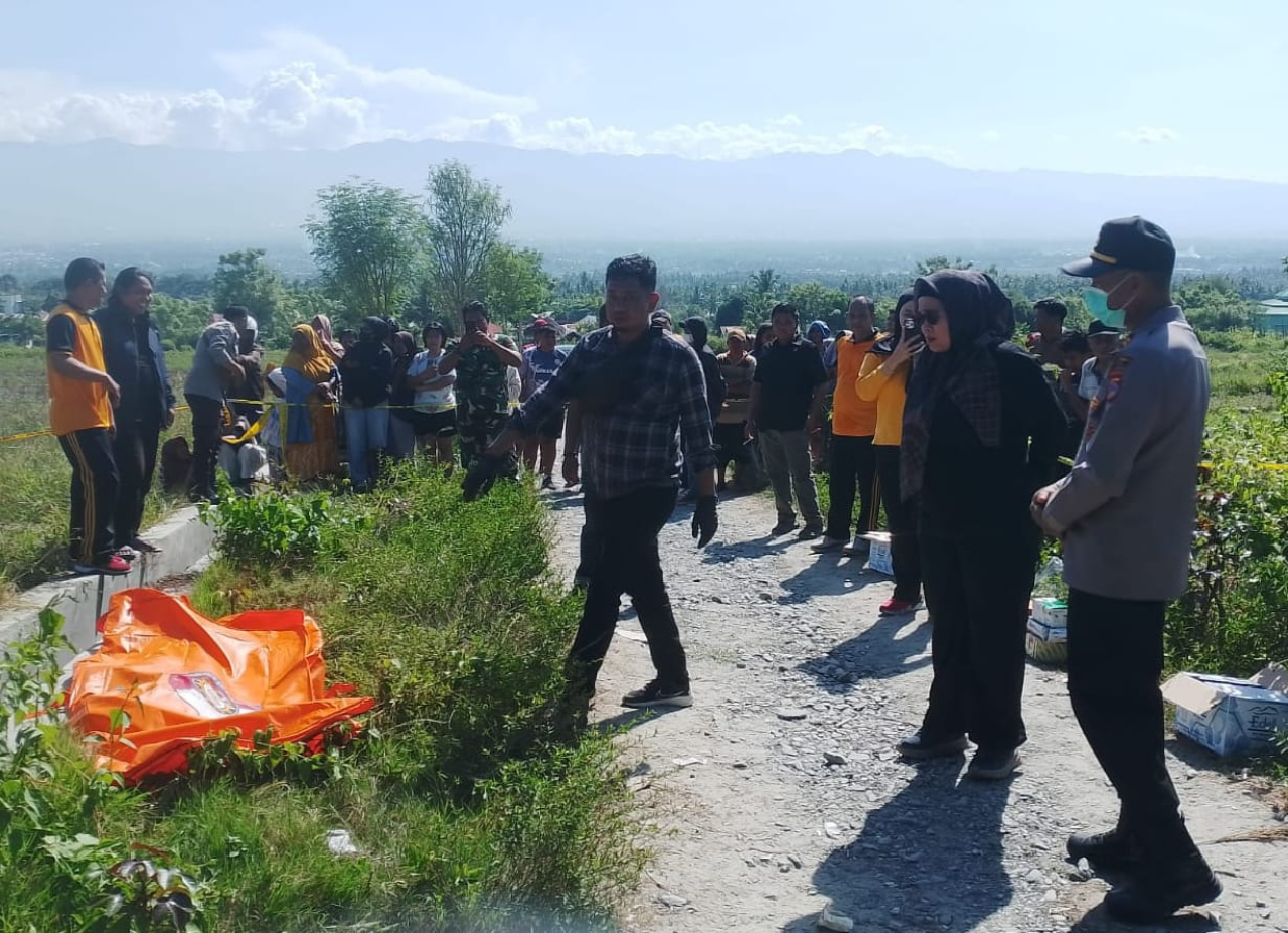 Kasat reskrim Polres Sigi, Iptu Siti Elminawati bersama anggota, relawan dan masyarakat saat mengevakuasi jasad LL ( foto : anjasman_beritaformat)