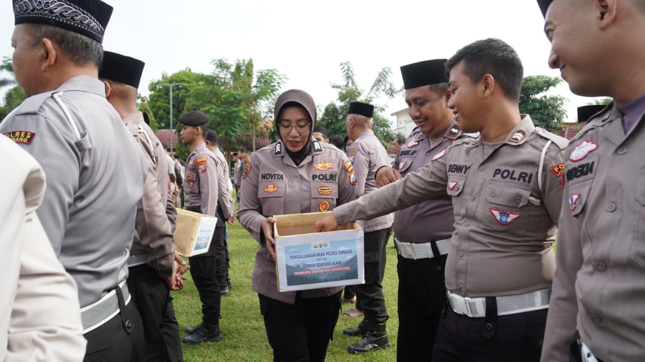 Anggota Polwan Polres Jombang berkeliling ke barisan untuk mengumpulkan sumbangan sukarela bantu bencana di Sumatra (foto : sulistyowati_beritaformat)