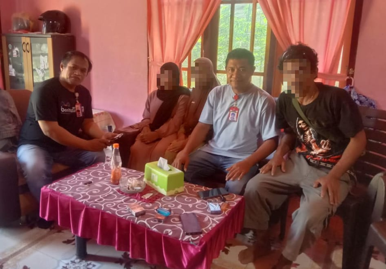 Korban ujung sebelah kiri didampingi bibi dan pamannya saat menjelaskan kronologis kejadian ke awak media dan LSM Format (foto : asri_beritaformat)