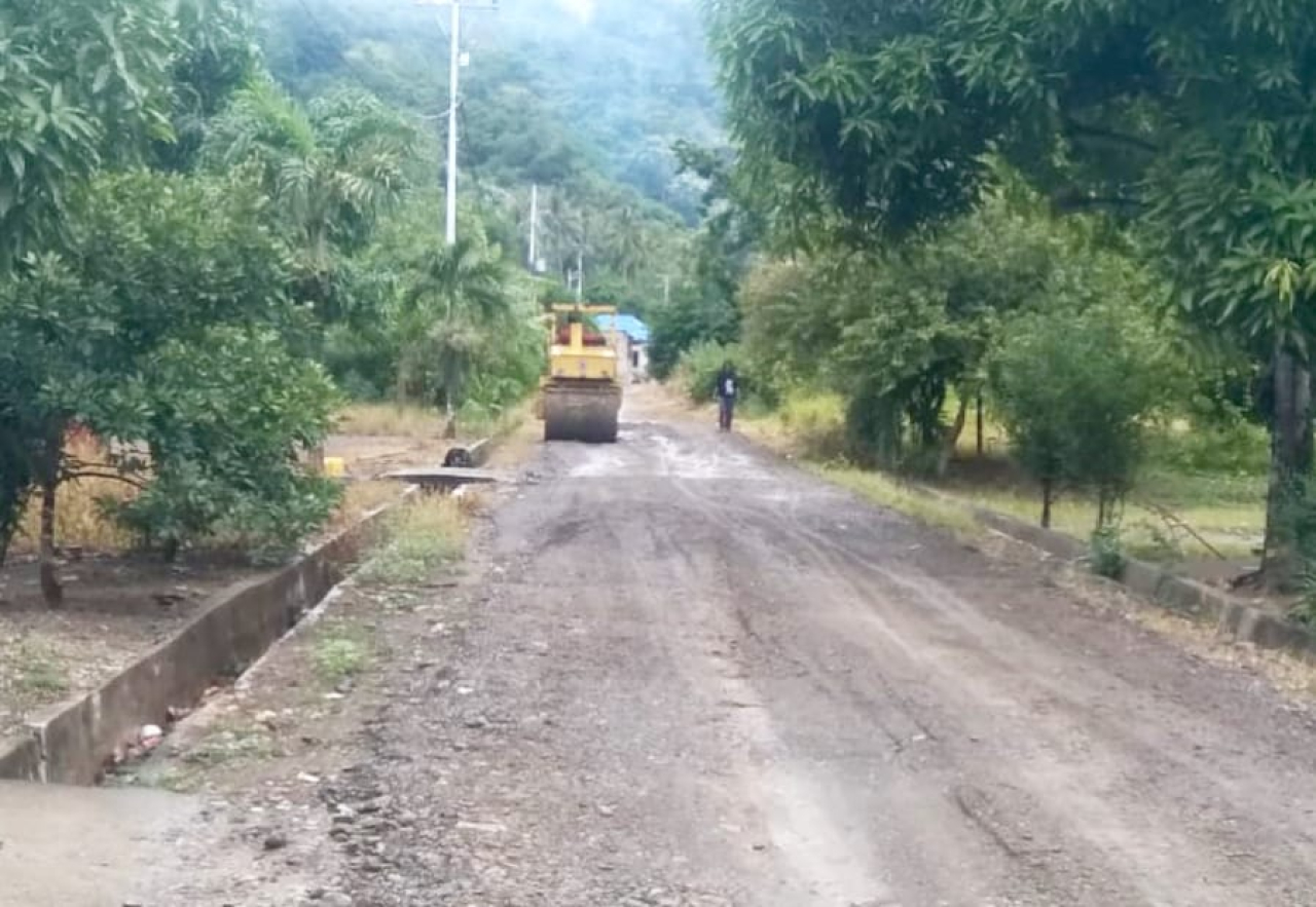 Progres pengaspalan di Desa Bondoyong (foto : enos_beritaformat)