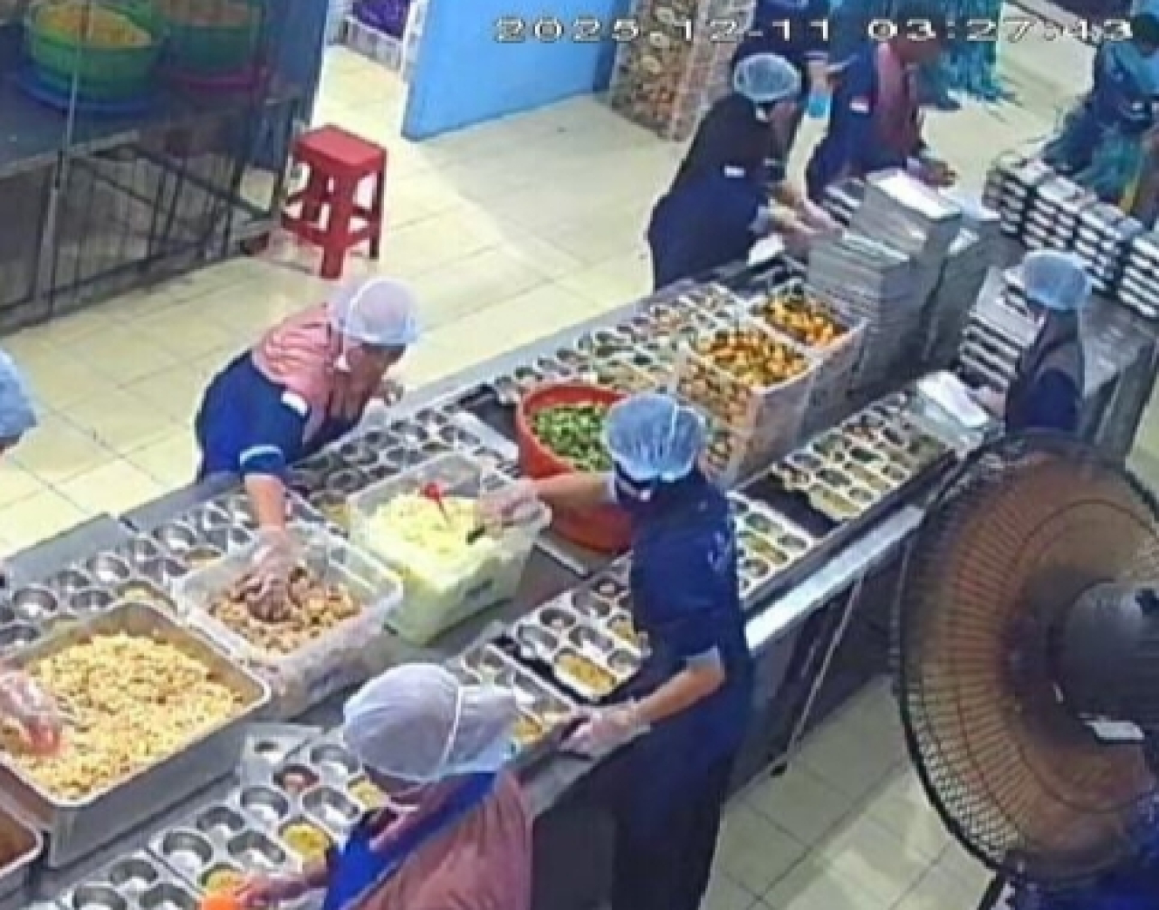 Proses penyajian di ompreng sudah sesuai SOP dan diawasi CCTV (foto : redaksi_beritaformat)