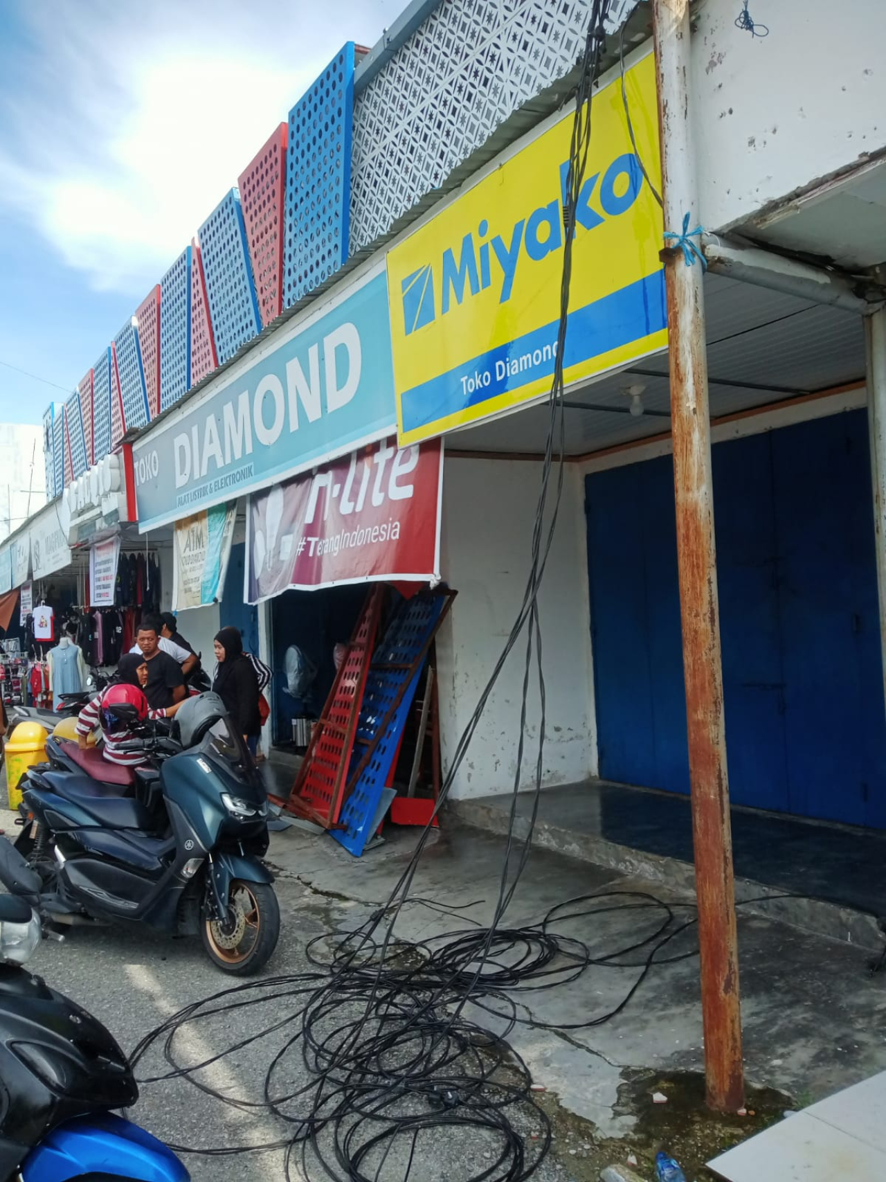 Tampak kabel-kabel PLN usai diputus paksa oleh pihak PLN Poso (foto : fitrah_beritaformat)