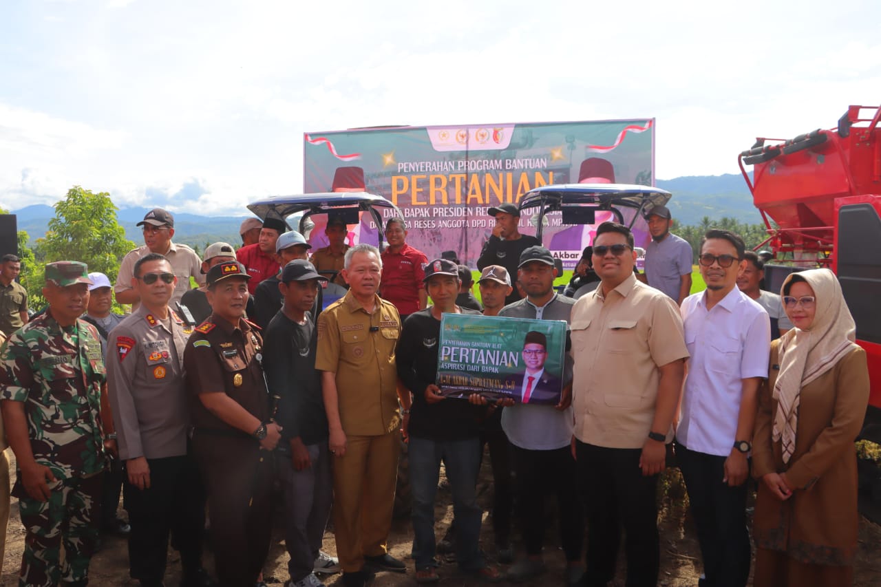 Penyerahan bantuan Alsintan oleh jajaran Forkopimda Kabupaten Sigi kepada kelompok Tani Desa Sidondo IV (foto : anjasman_beritaformat)