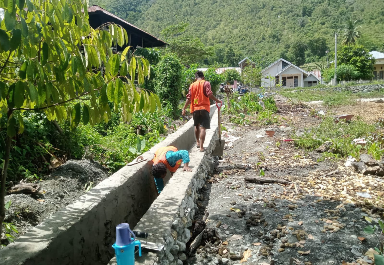 Saluran irigasi sepanjang 2 kilometer di Desa Kulukutinggu (foto ; agus_beritaformat)
