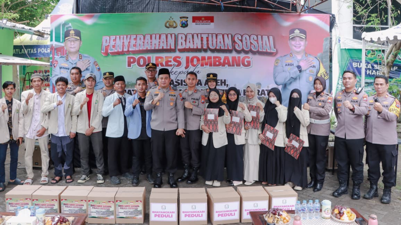 Kapolres Jombang AKBP Ardi Kurniawan, S.H., S.I.K., CPHR, didampingi Wakapolres Jombang Kompol Christian Bagus Yulianto, S.H., S.I.K., M.Si, bersama mahasiswa dari berbagai kampus di Jombang asal Sumatra yang mendapatkan bantuan logistik dari Polres Jomba