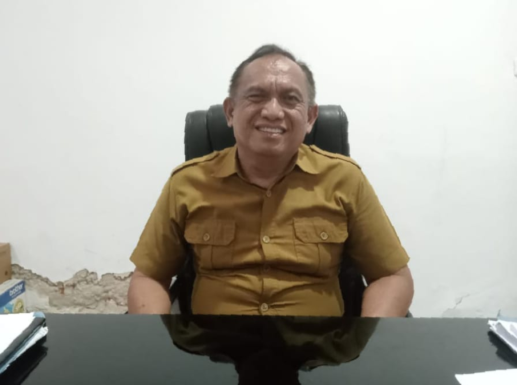 Kepala Bidang Produksi dan Perlindungan Tanaman Perkebunan Disbunnak Sulteng, Dr. Ir. Simpra U Tajang, M.Si, saat menemui awak media di ruang kerjanya (foto : agus_beritaformat)