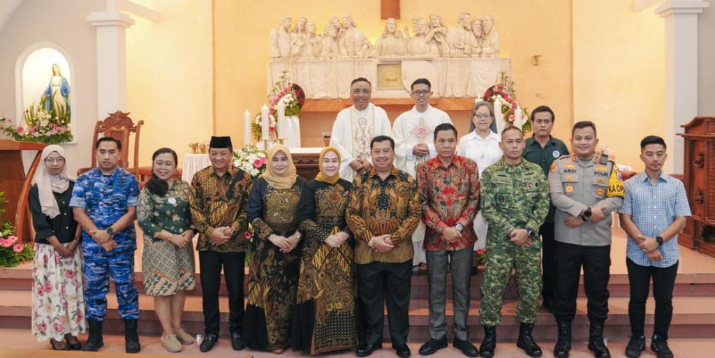 Kapolres Jombang AKBP Ardi Kurniawan, S.H., S.I.K., CPHR, bersama jajaran Forkopimda Kabupaten Jombang, usai mengunjungi misa natal di salah satu gereja di Jombang (foto : sulistyowati_beritaformat)