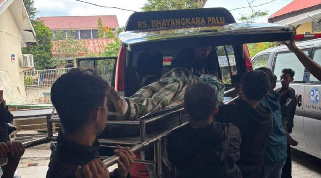 Korban saat dibawah ambulan menuju rumah sakit (foto : anjasman_beritaformat)