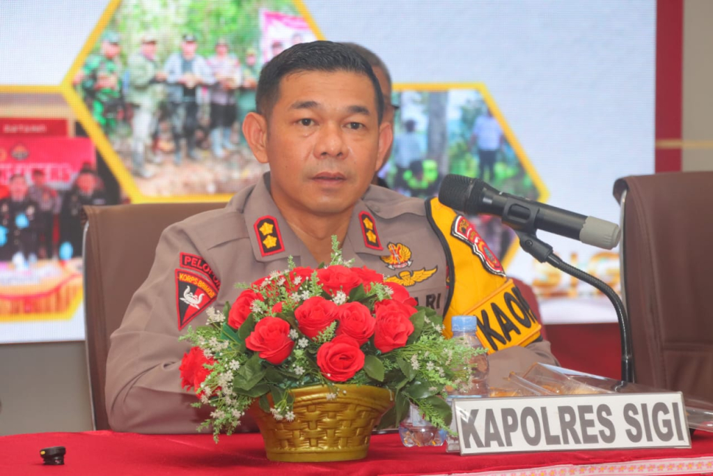 Kapolres Sigi, AKBP Kari Amsah Ritonga, S.H., S.I.K., M.H., memimpin langsung kegiatan Press Release Akhir Tahun 2025 (foto : anjasman_beritaformat)