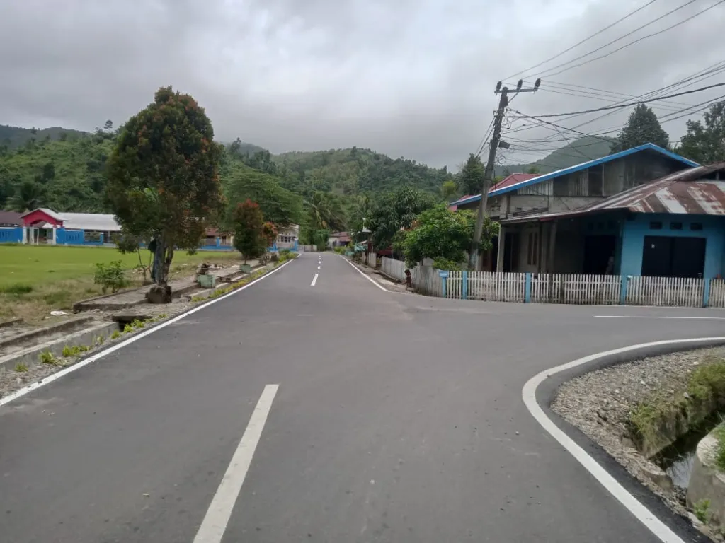 Jalan di persimpangan lapangan bola Desa Dadakitan kian mulus (foto : agus_beritaformat)