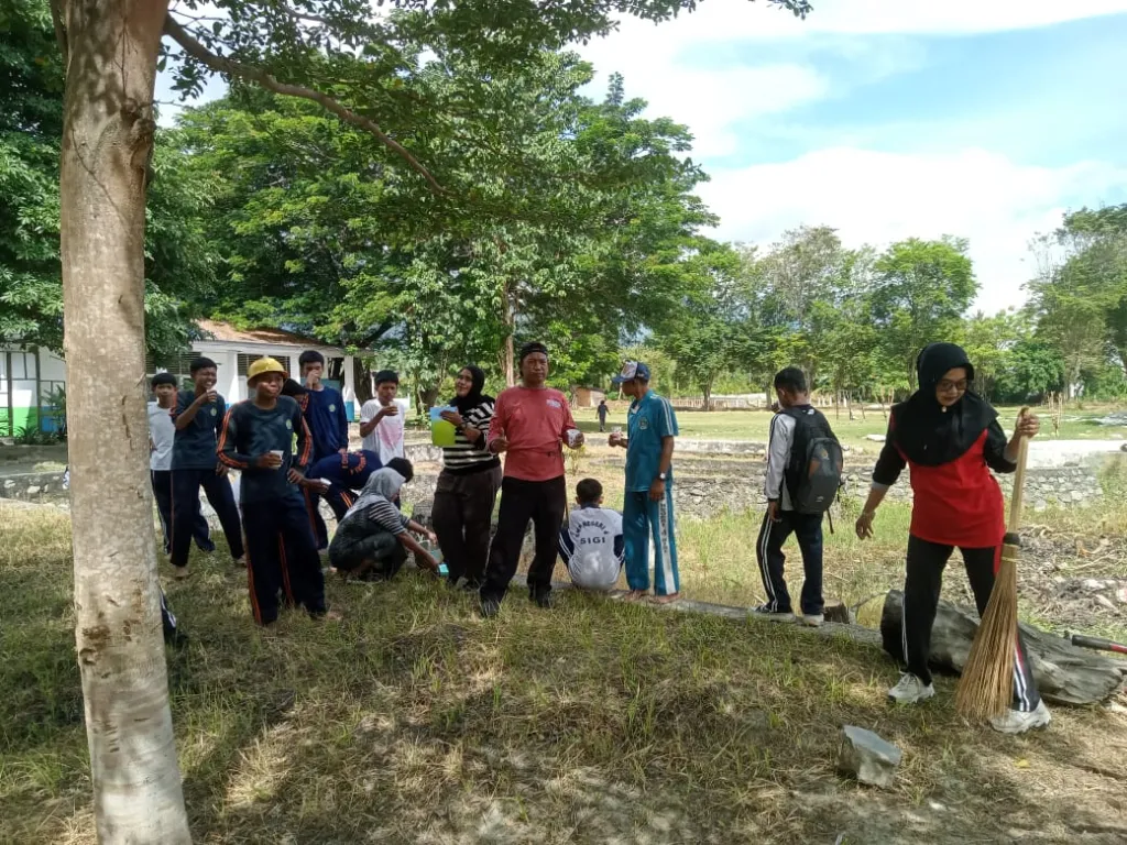 kegiatan pembersihan dan penataan di berbagai titik sekolah (foto : agus_beritaformat)