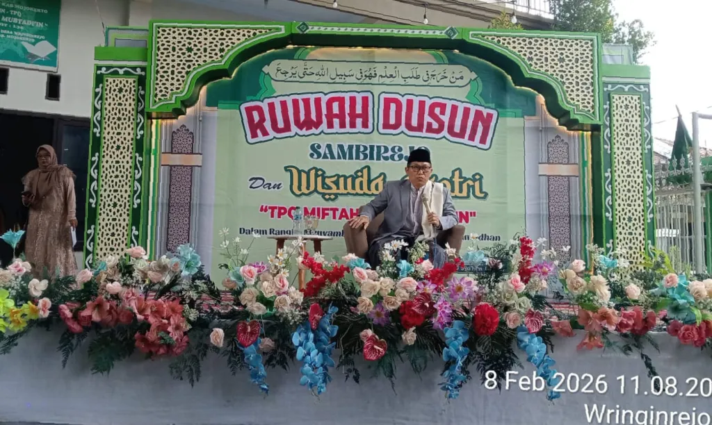 KH Su’ud Amin Rosyadi, M.Pd, saat menyampaikan tauziah pada acara ruwah desa dan wisuda santri TPQ (foto : oka_beritaformat)