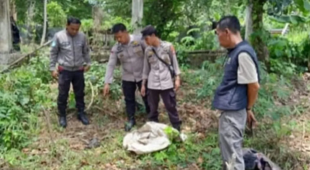 Satreskrim Polres Mamuju saat mendatangi lokasi pembuangan bayi di sekitar pondok pesantren (foto : anjasman_beritaformat)