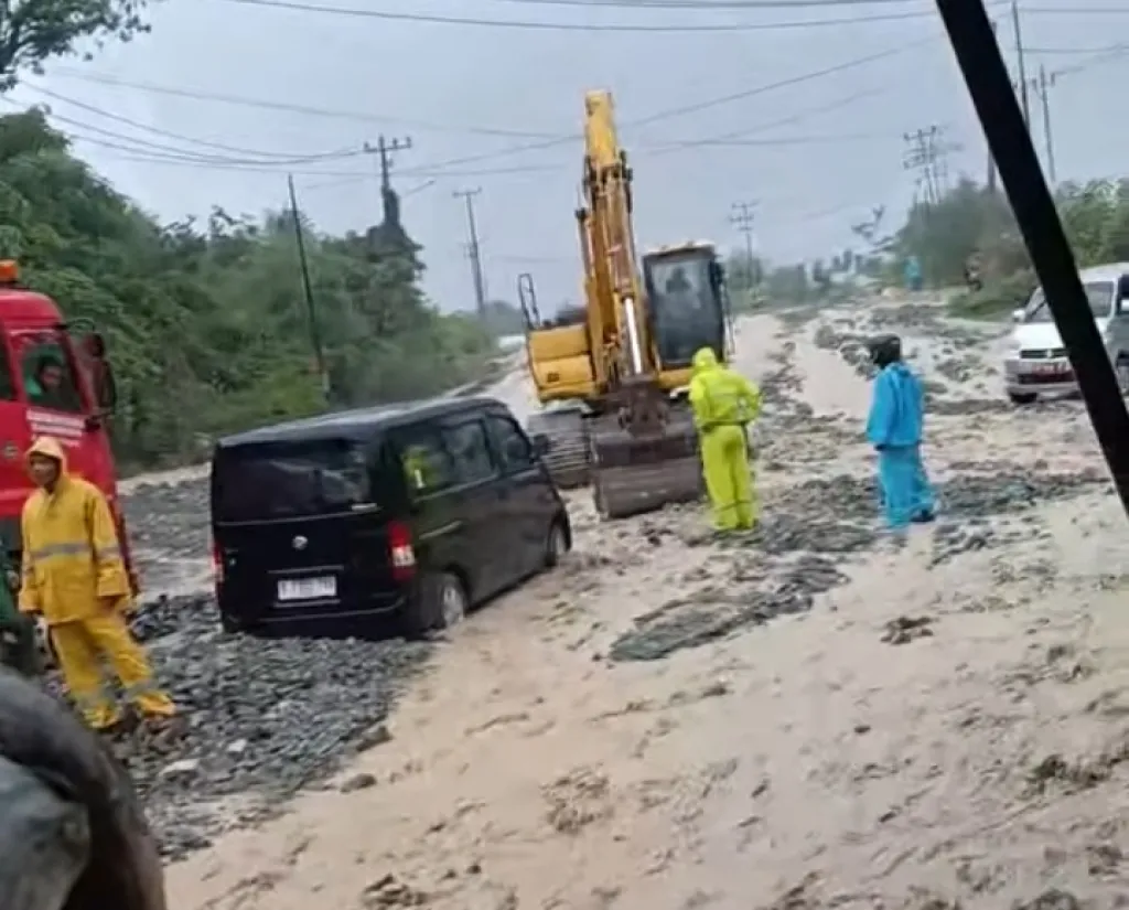 Banjir Lumpur Tutup Jalur Palu–Donggala, Watusampu Kembali Jadi Titik Rawan