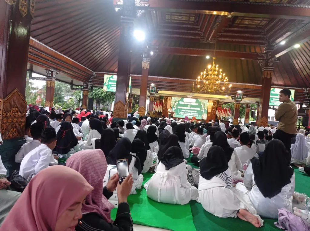 Ribuan anak yatim saat mnghadiri acara santunan dan buka puasa bersama di pendopo Kabupaten Mojokerto (foto : sofia_beritaformat)