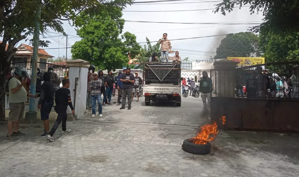 Demo Panas di Komnas HAM Sulteng: Kantor Disegel, Kepala Perwakilan Didesak Dicopot