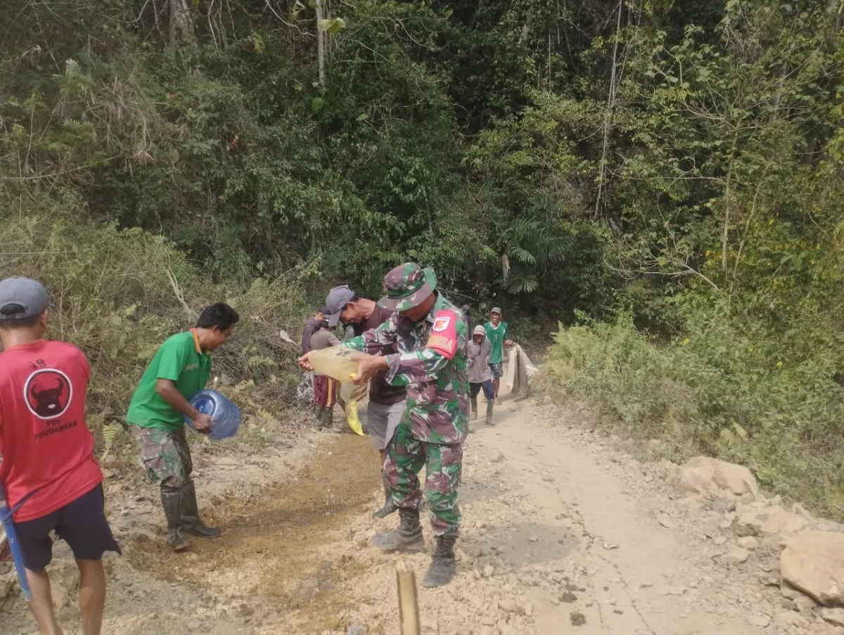 Babinsa dan Warga Sidoan Barat Gotong Royong Cor Jalan Produksi