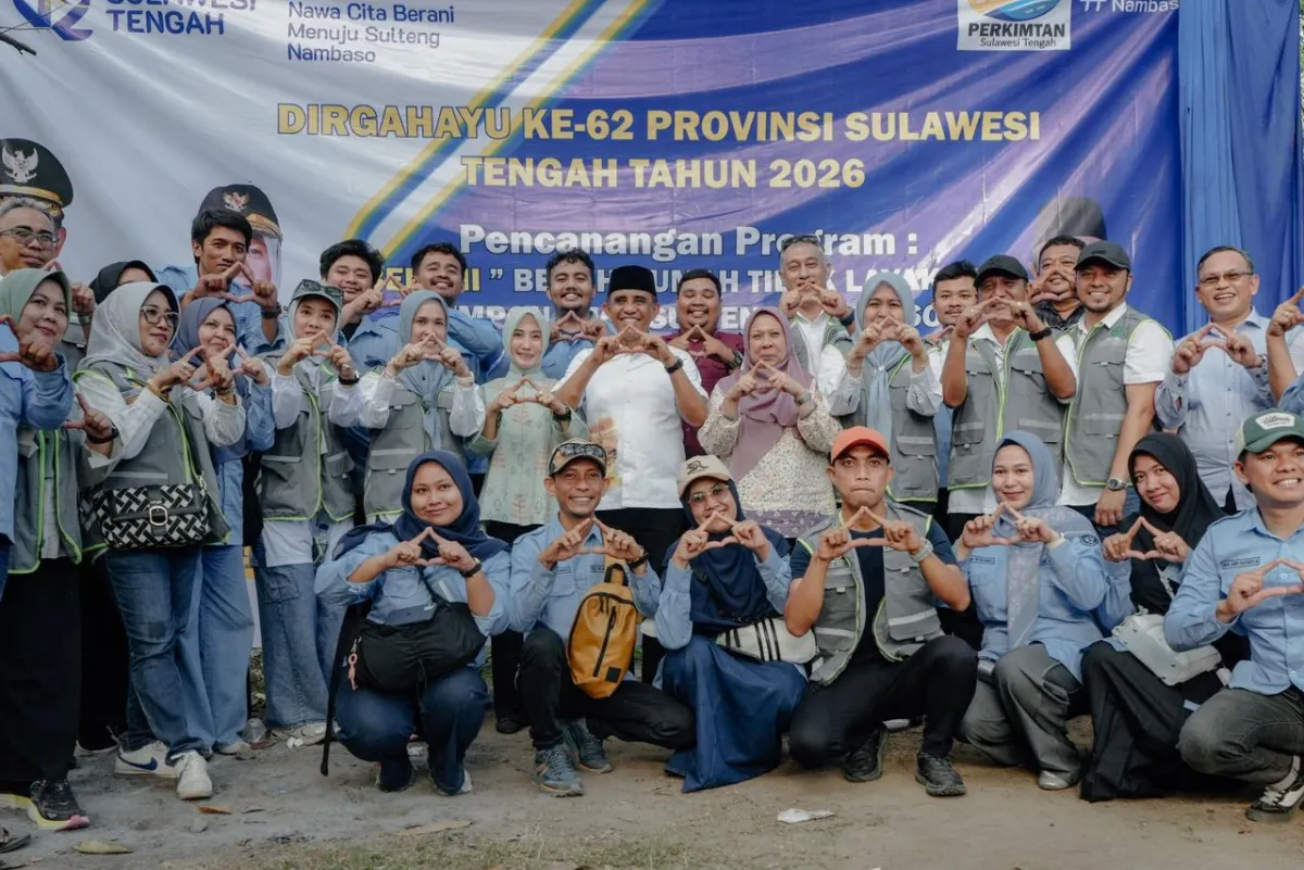 Gubernur Sulteng, Anwar Hafid usai meninjau RTLH bersama jajaran Disperkimtan Provinsi Sulteng (foto : agus_beritaformat)