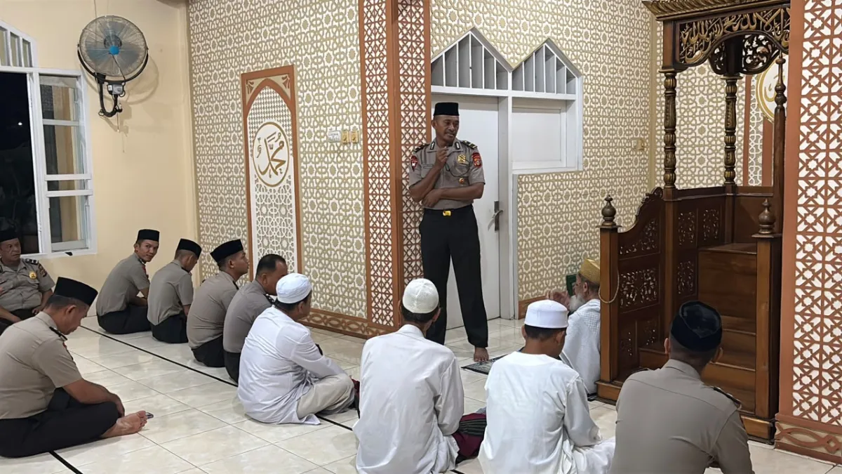 Brimob Sulteng Dekati Warga Lewat Subuh Berkah