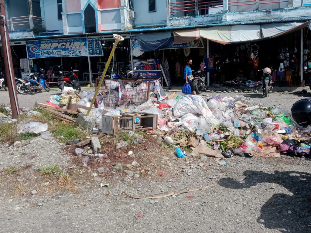 Tampak kondisi pasar Poso yang terlihat kumuh dan jauh dari kata bersih, 9 BERANI apakah sudah turun ke pasar rakyat atau berhenti di baliho dan pidato? (Foto : fitrah_beritaformat)