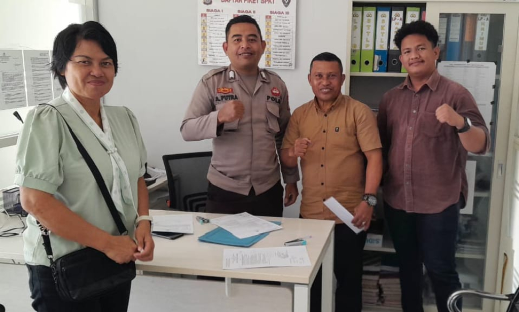 Irwan L (tengah) usai membuat laporan di SPKT Polda Sulteng (foto : asri_beritaformat)