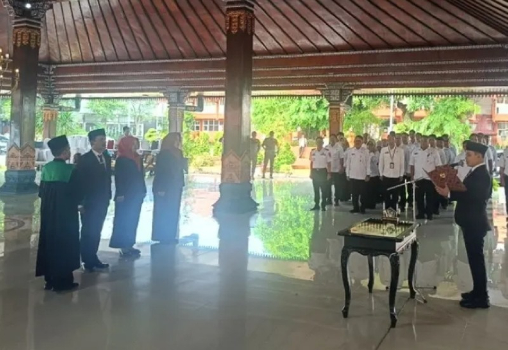 Bupati Mojokerto, Muhammad Al-Barra saat melantik sejumlah pejabat esselon II di pendopo Kabupaten