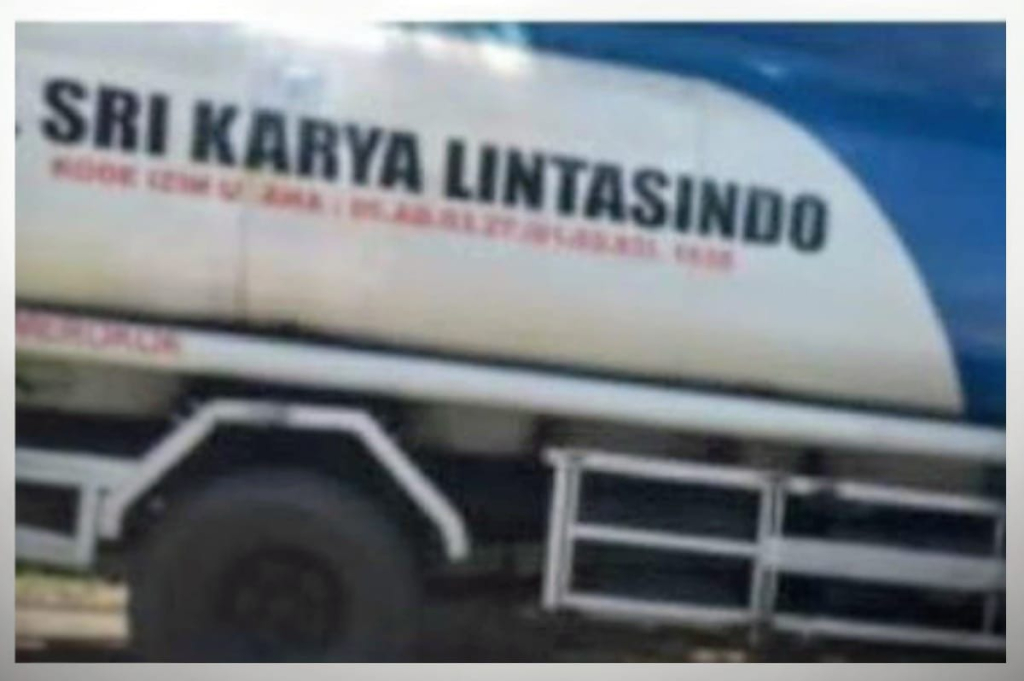 Truk tangki biru putih milik PT. Sri Karya Lintasindo yang sempat dicurigai membawa muatan BBM Subsidi (foto: lucas_beritaformat)