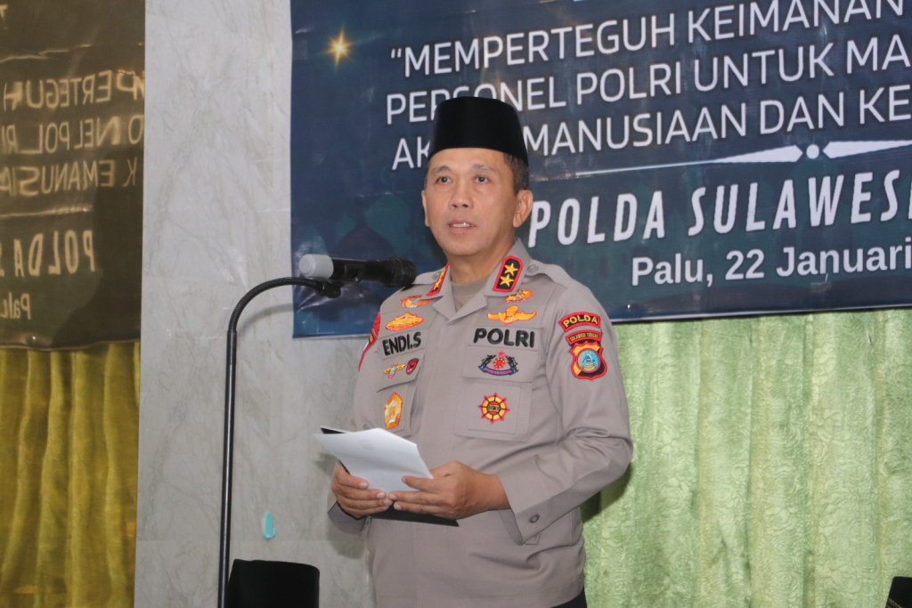 Kapolda Sulteng, Endi Sutendi saat memberikan ceramah pada acara Isra'mikraj di Masjid Ar Rahman (foto : asri_beritaformat)