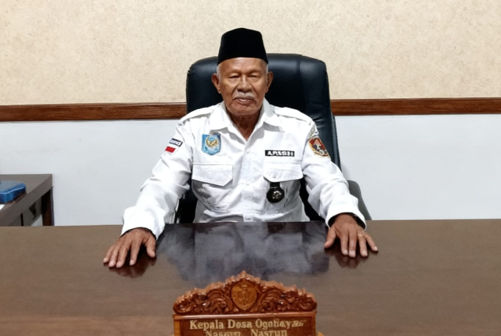 Kepala Desa Ogobayas, Nasrun, saat memberikan keterangan kepada awak media (foto : enos_beritaformat)