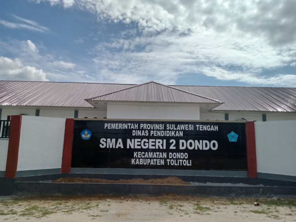 Tampak depan bangunan SMAN 2 Dondo (foto : agus_beritaformat)