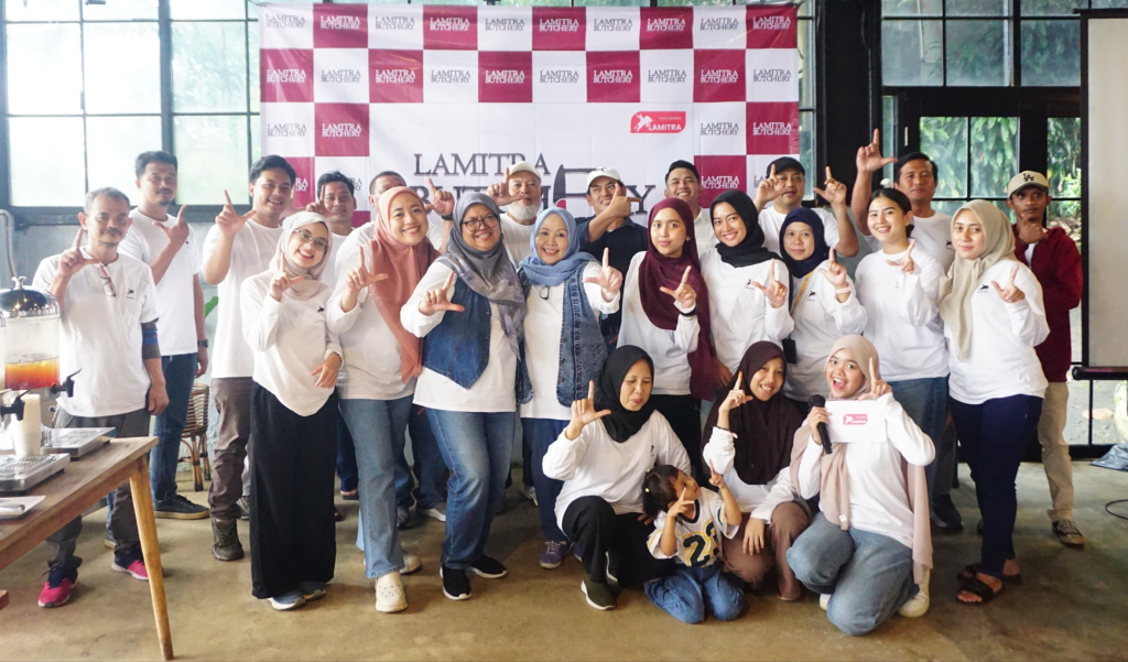 Karyawan Lamitra dan pelanggan Lamitra, menunjukan kehangatan dan kearaban usai mengikuti praktik pemotongan daging (foto : destiana_beritaformat)