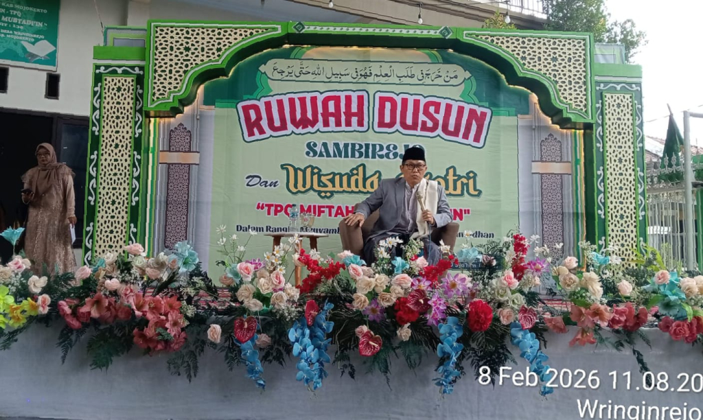 KH Su’ud Amin Rosyadi, M.Pd, saat menyampaikan tauziah pada acara ruwah desa dan wisuda santri TPQ (foto : oka_beritaformat)