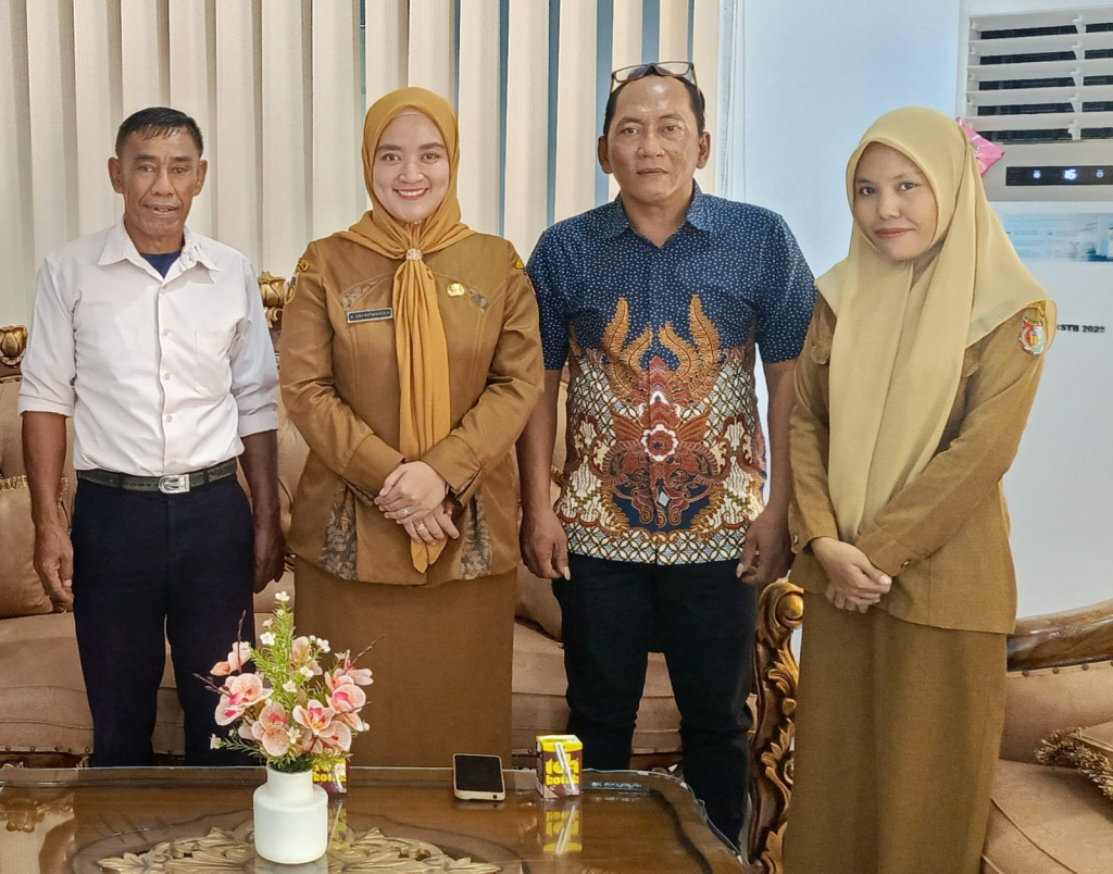 Dari kiri Penasehat Redaksi, Direktur RS. Torabelo, Pimpinan Redaksi beritaformat dan staf usai klarifikasi di ruang kerja direktur (foto : redaksi_beritaformat)