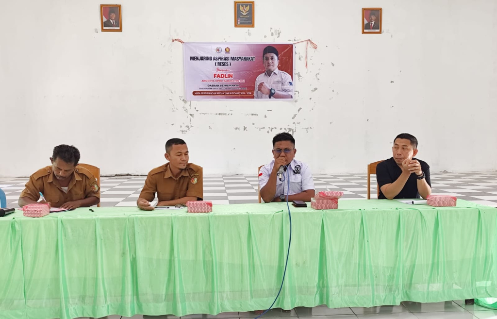 Anggota DPRD Kab. Sigi Fraksi Gerinda saat melaksanakan reses bersama staf kantor Desa Potoya dan warga (foto : agus_beritaformat)