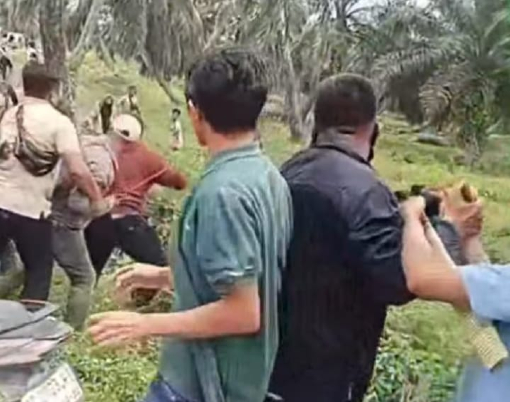 Kondisi warga dan pekerja PT saat bentrok di lokasi lahan sawit (foto : anjasman_beritaformat)