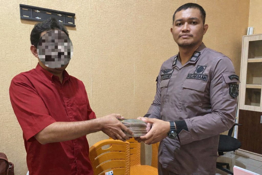 Andi Muh. Sahib, S.H., Terima pengembalian uang sitaan perkara Tipikor (foto : asri_beritaformat)