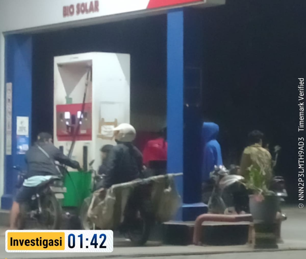 Praktik lansir BBM jenis pertalite yang terpergok awak kedia di SPBU Miagan Jombang (foto : loecash_beritaformat)