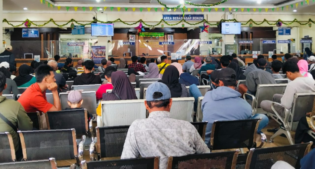 Suasana pelayanan di Kantor Samsat Jombang (foto : anisah_beritaformat)