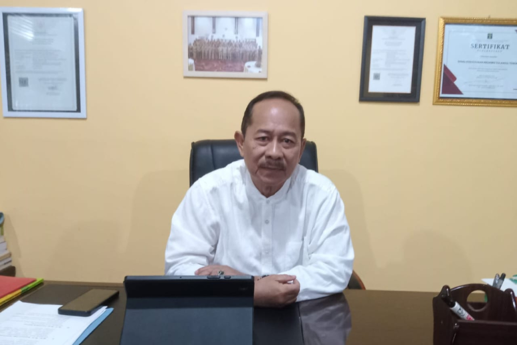 Kepala Dinas Kebudayaan Provinsi Sulteng, Andi Kamal Lembah saat memberikan keterangan kepada media di ruang kerjanya (foto ; agus_beritaformat)