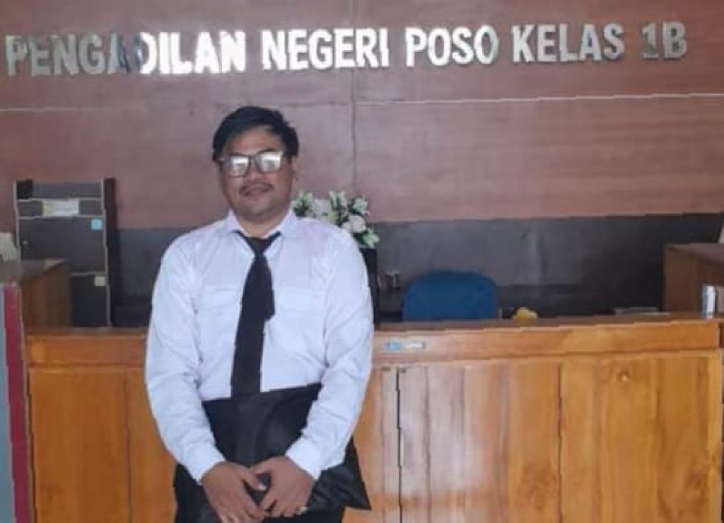 Heri Soumena usai menyampaikan laporan ke Kejaksaan Negeri Poso (foto : anjasman_beritaformat)