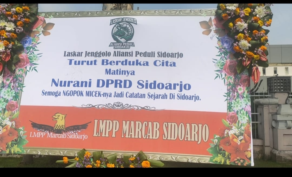 Karangan bunga satir kiriman dari LMPP sebagai bentuk protes atas kinerja anggota DPRD Kabupaten Sidoarjo (foto : budiono_beritaformat)