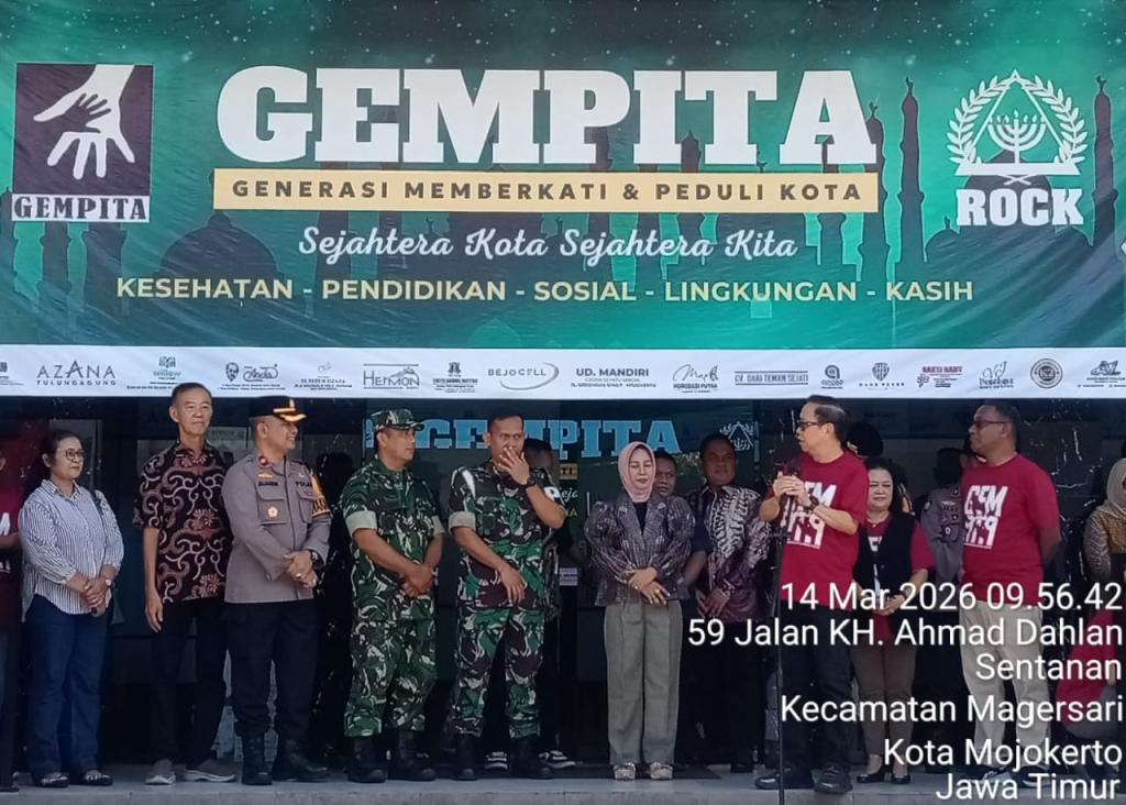 Ning Ita, Walikota Mojokerto, bersama generasi muda Mojokerto saat melaksanakan kegiatan pembagian bantuan sosial (foto : anisa_beritaformat)
