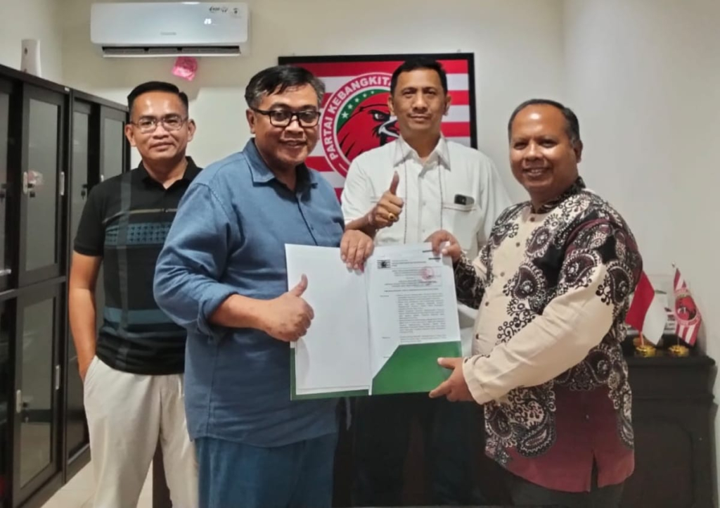 Ketum PKN Gede Pasek Suardika didampingi Sekretaris Jenderal Sri Mulyono dan Wakil Ketua Umum Deny Charter di Kantor Pimnas PKN serahkan SK Kepengurusan PKN Jawa Timur (foto : hartono_beritaformat)