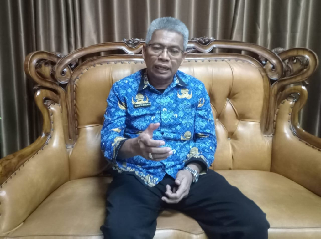 Plt.Kepala Dinas Kehutanan Provinsi Sulawesi Tengah, Ir. Susanto Wibowo, saat ditemui awak media diruang kerjanya (foto : agus_beritaformat)