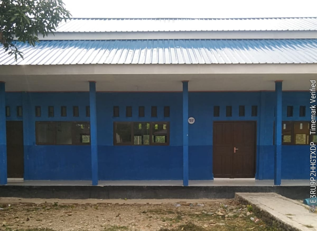 Bangunan ruang kelas yang diduga masih menggunakan rangka atap dan plafon kayu lama (foto : Tim_beritaformat)