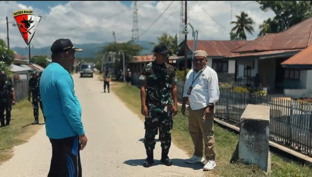Komandan Batalyon Infanteri 918/MM, Mayor Inf Angga Singgih Lestiawan, S.S.T.han., S.I.P., M.I.P., bersama Kepala Desa Moutong Tengah melakukan kordinasi lapangan (foto: asri_beritaformat)
